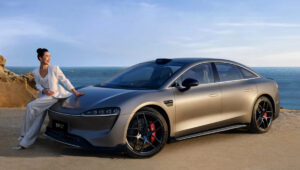 A Huawei új elektromos autója porig alázza a Tesla Model 3-at: minden téren felülmúlja