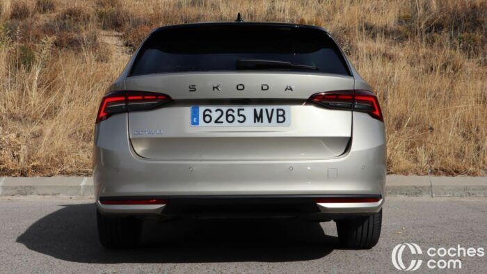 Skoda Octavia Combi MHEV Design Test 5 700x394