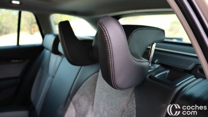 Skoda Octavia Combi MHEV Design Interior Test 18 700x393