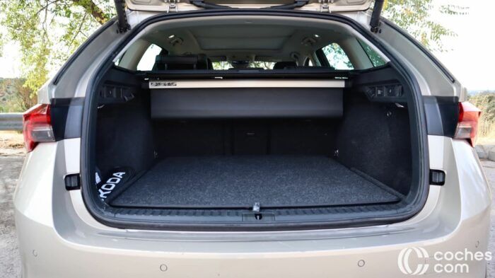 Skoda Octavia Combi MHEV Design Trunk Test 1 700x393
