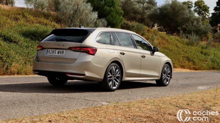 Skoda Octavia Combi MHEV Design Test 11 700x393