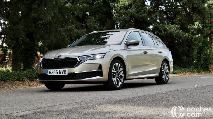 Skoda Octavia Combi MHEV Design Test 12 700x393