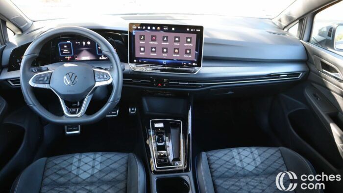 Volkswagen Golf R Line belső teszt 14 700x393