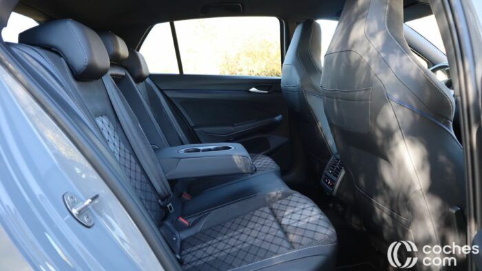 Volkswagen Golf R Line belső teszt 20 700x393