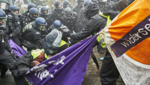 Az Antifa Rioters megtámadta a rendőrséget Németországban az AfD Ifjúsági Szervezete elleni tiltakozáson