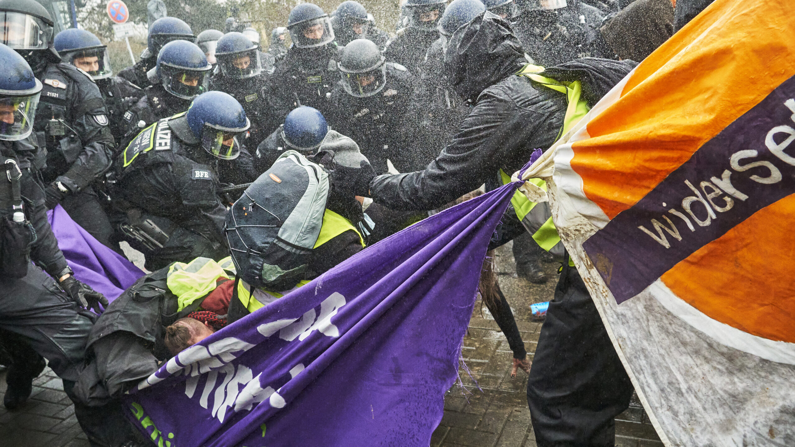 Az Antifa Rioters megtámadta a rendőrséget Németországban az AfD Ifjúsági Szervezete elleni tiltakozáson