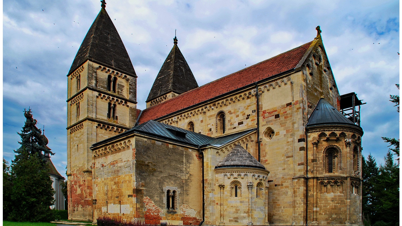 Magyarországot X-én dicsérték a „rekord” 4000 templom felújításáért