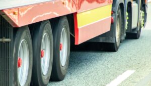 Megdöbbentő igazság: ezért vannak műanyag csíkok a teherautók kerekein – a szuperhatékony, életmentő megoldás!