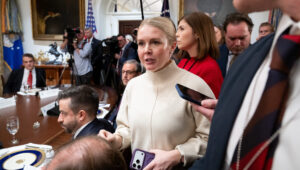 Orbán miniszterelnök Fehér Házi tréfája Karoline Leavitttel vírusos lesz