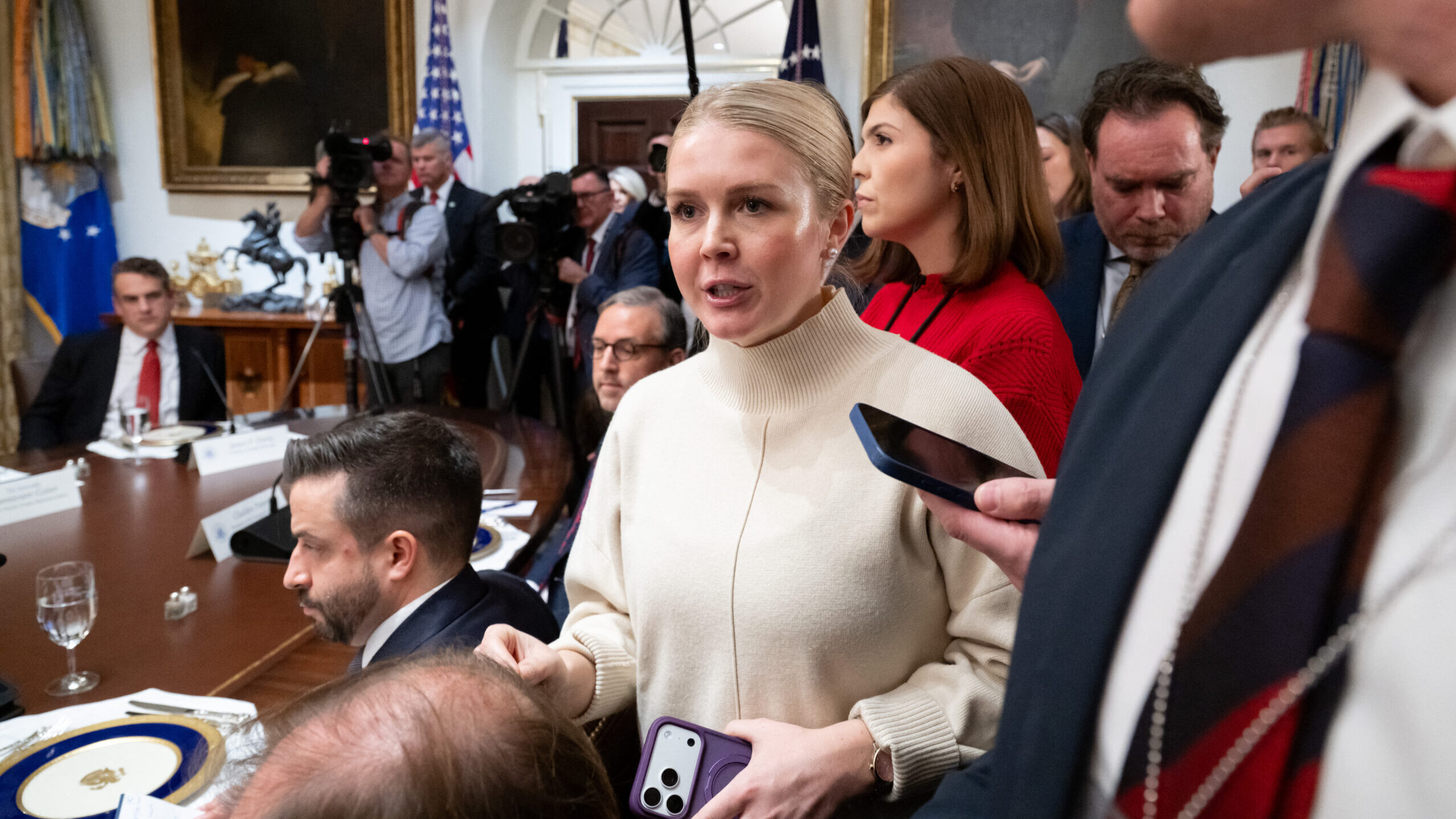 Orbán miniszterelnök Fehér Házi tréfája Karoline Leavitttel vírusos lesz