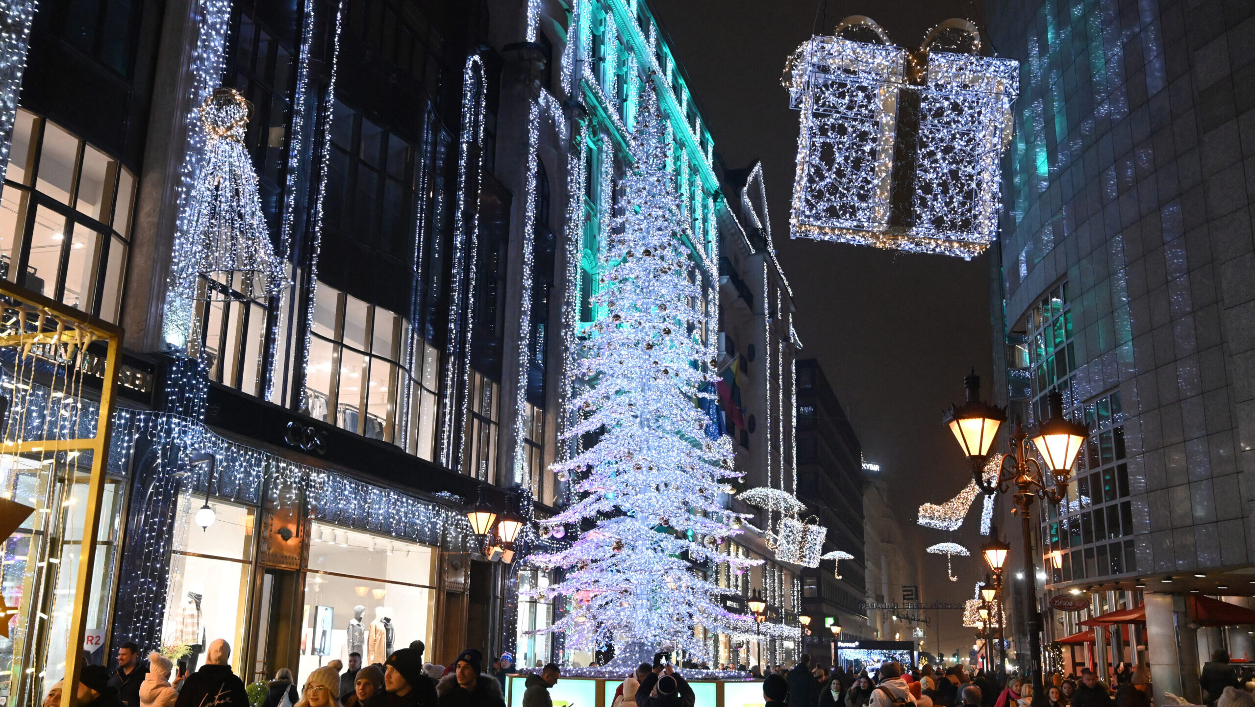 Orbán miniszterelnök arra hívja a turistákat, hogy „éljék meg Európát úgy, ahogy annak lennie kell” Magyarországon