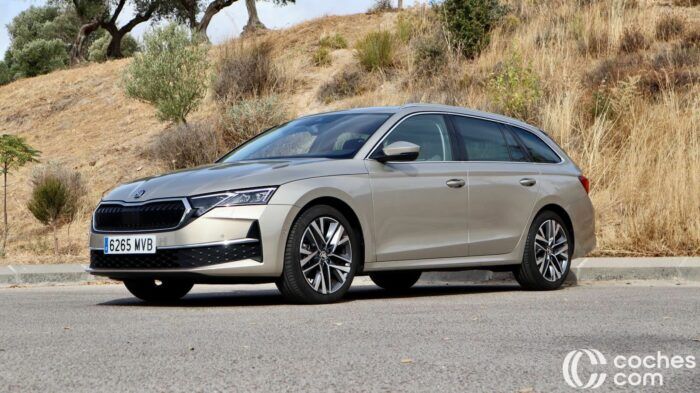 Skoda Octavia Combi MHEV Design Test 2 700x393