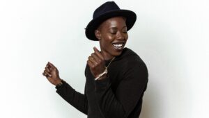 Tish Hyman énekesnő szembeszáll a felébresztett CA szenátorral a Trans Person-ban a női öltözőben