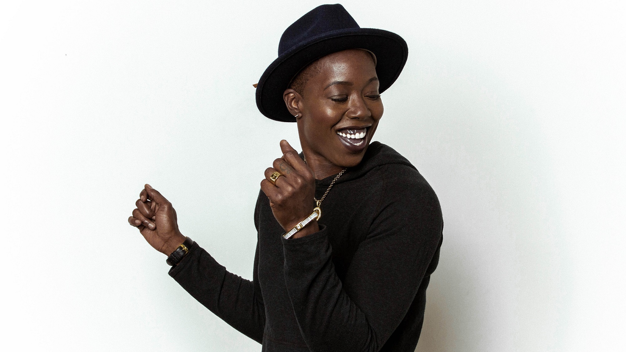 Tish Hyman énekesnő szembeszáll a felébresztett CA szenátorral a Trans Person-ban a női öltözőben