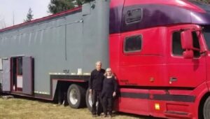 Hihetetlen átalakulás: ezek a nyugdíjasok egy régi utánfutóból álom-lakókocsit varázsoltak, és bejárják egész Amerikát