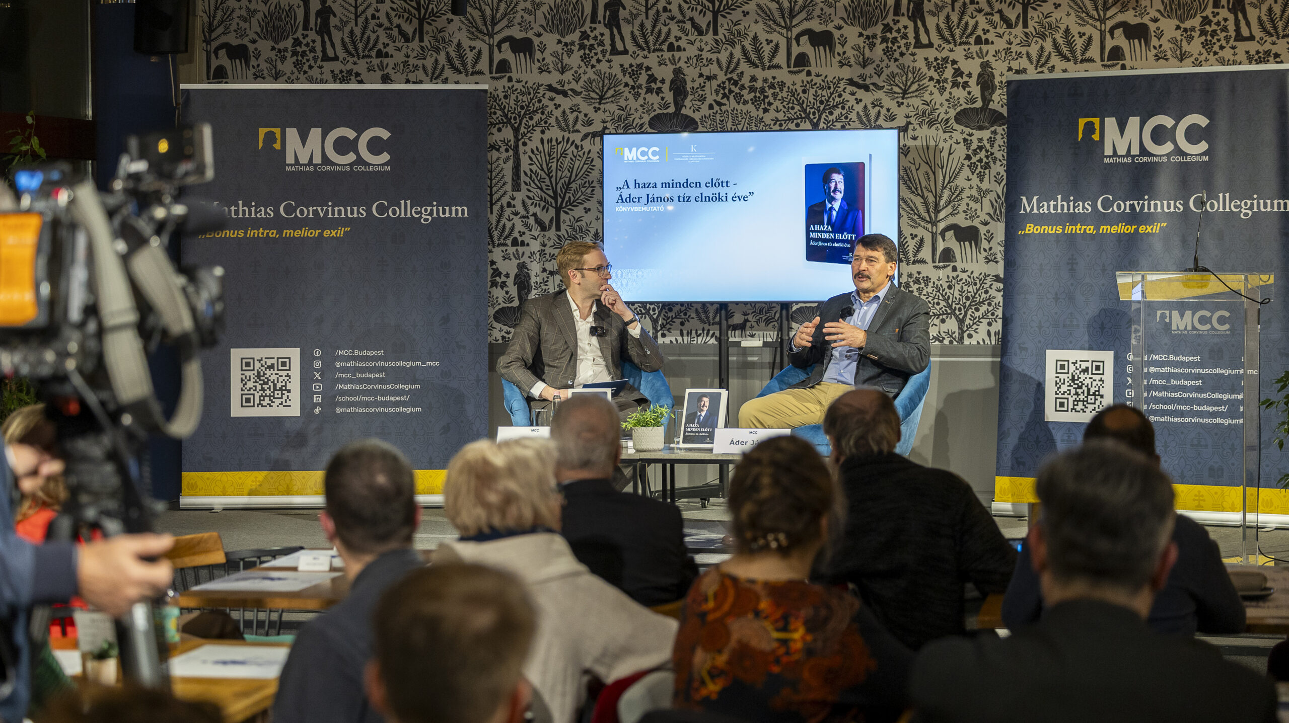 Áder volt köztársasági elnök bemutatja A haza mindenek felett című új könyvét az MCC-ben