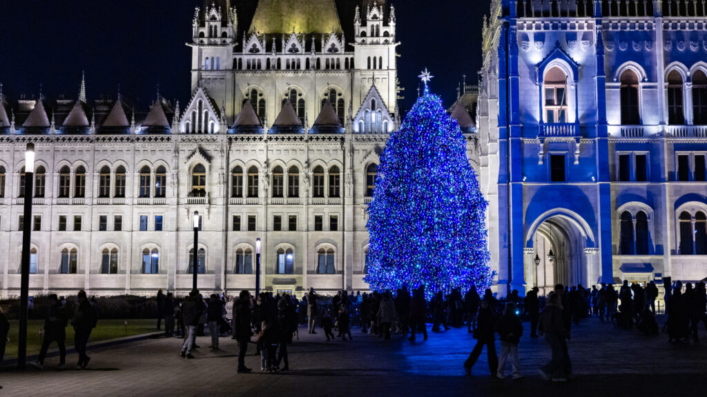 A valódi fenyők környezeti előnyöket kínálnak a mesterséges karácsonyfákkal szemben