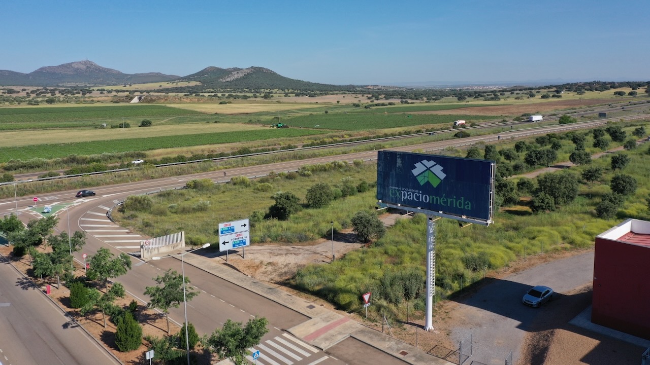 Zöld lámpa a Mérida akkumulátor katódanyaggyár számára