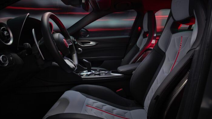 Alfa Romeo Giulia Quadrifoglio Luna Rossa 6 700x394