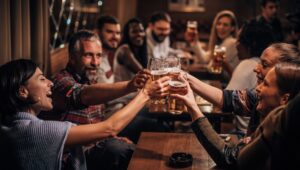 A HR egy közös elutasítást küld háromszáznegyven jelentkezőnek – ők nevetnek rajta és találkozót beszélnek meg egy bárban