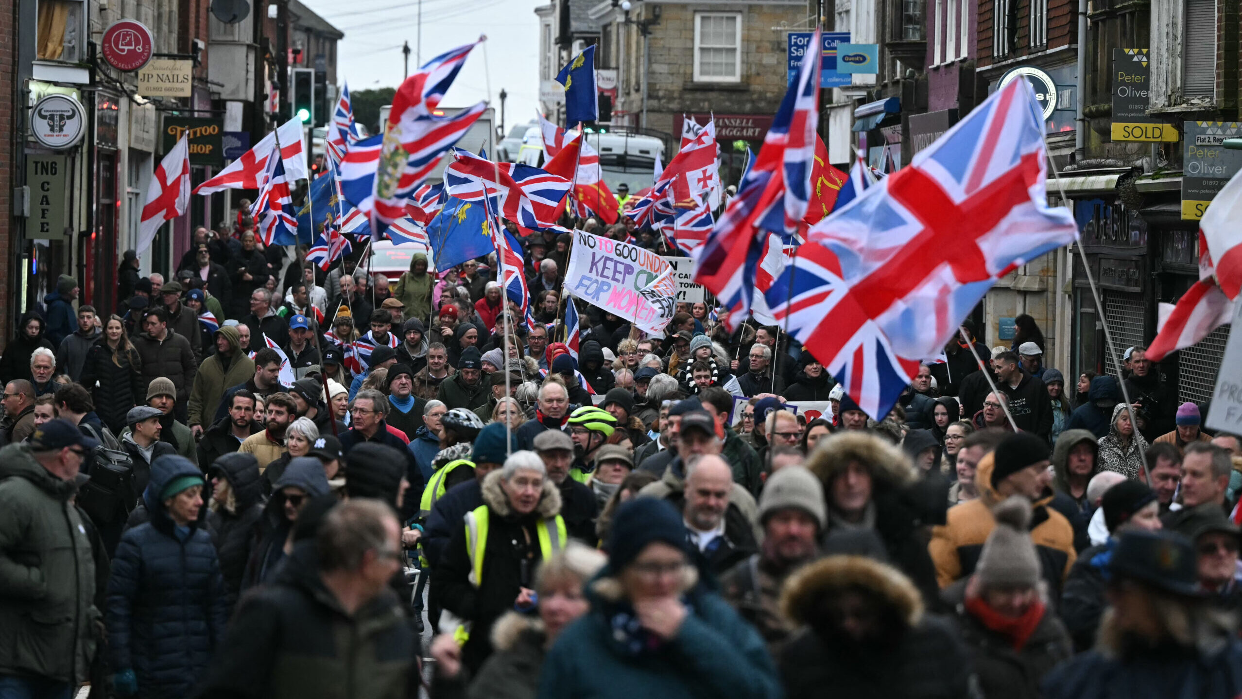 Hatalmas helyi tiltakozás tör ki, amikor az első migránsok megérkeznek a crowborough-i táborba