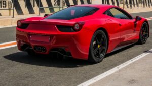 Kevesebb mint huszonnégyezer kilométerrel az órában különleges előélettel és szinte fellelhetetlen konfigurációval ez a Ferrari F355 lenyűgözi a gyűjtőket