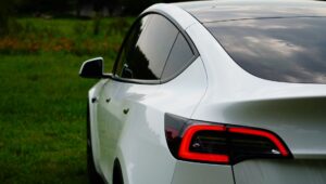 Tesla Model Y több ezer autó rekedt Magyarországon mi történik valójában