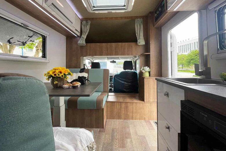 Tágas, jól berendezett belső