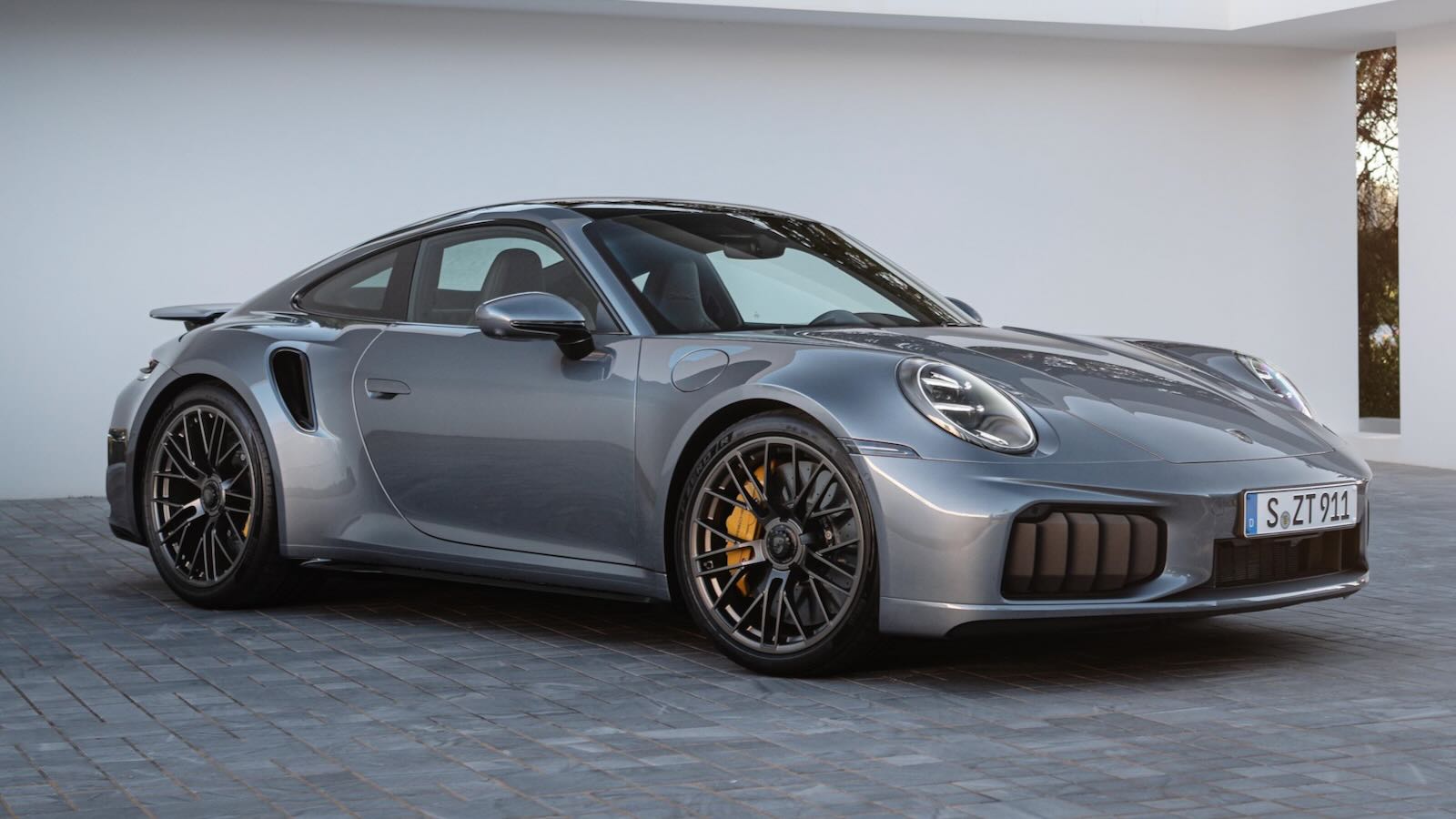 Andorra ismét meglep autóeladásaival: a Porsche 911 az élen, a Ferrari pedig a lesben.