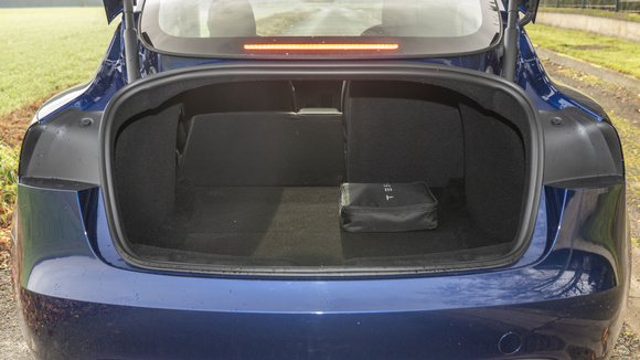 Csomagtartó, de nincs felnyíló ötödik ajtó