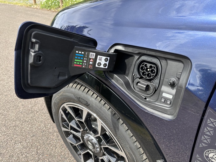 Renault 5 E-Tech DC gyorstöltés közben