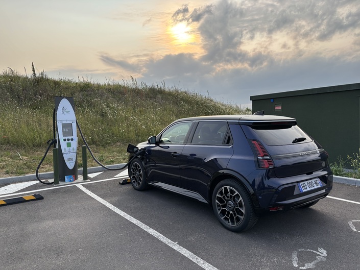 Renault 5 E-Tech töltőcsatlakozó közelről