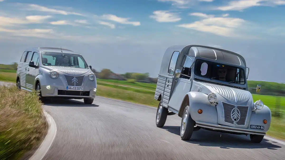 Régi 2CV Fourgonette és 2025-ös Caselani Fourgonette összehasonlító nézete