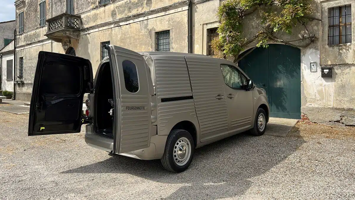 Hátsó rész striált ajtókkal és körlámpákkal, azonnal felismerhető stílus