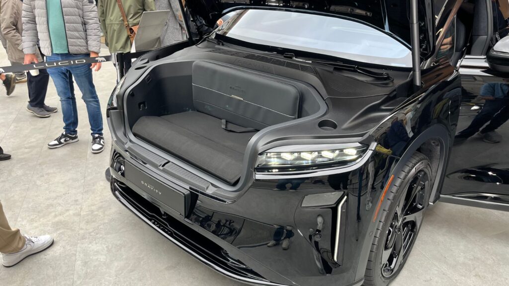 A Gravity frunkja ülőpaddá alakítható — Forrás: Robin San Vicente / Numerama