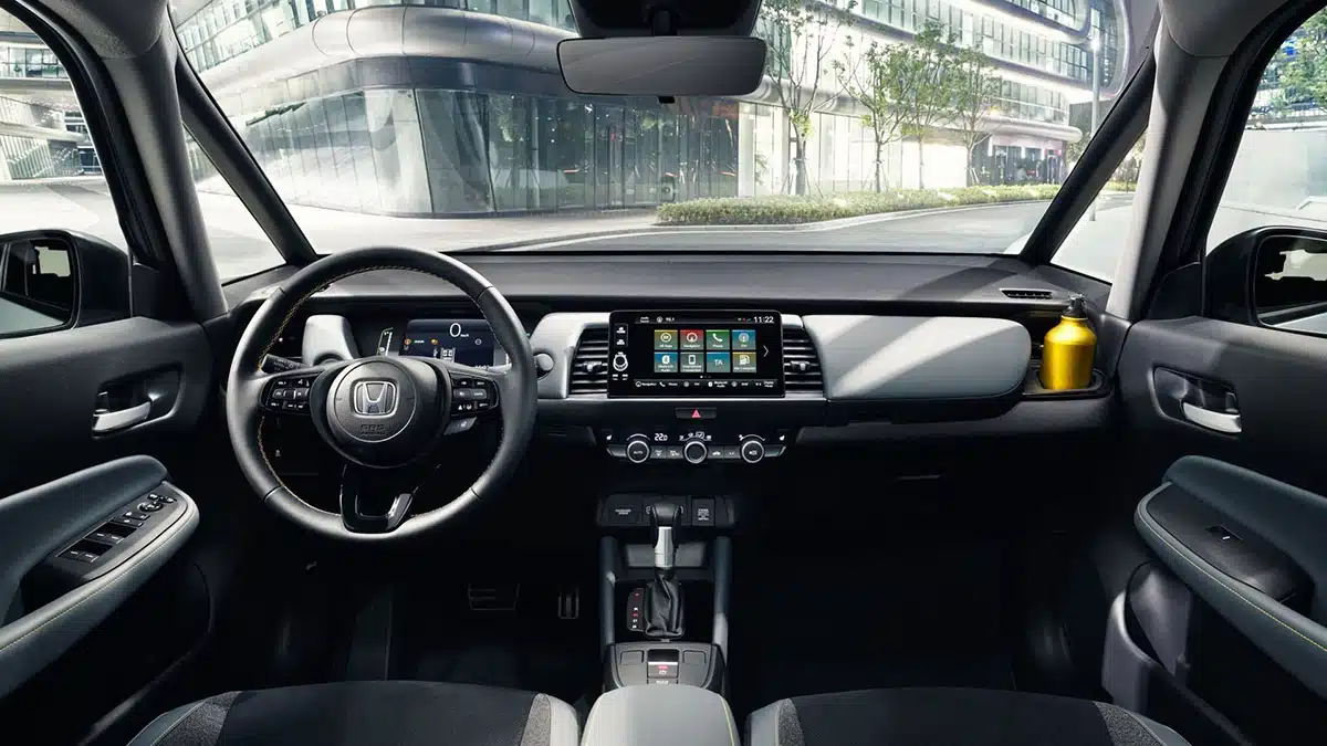 Honda Jazz 2025 belső tér, dupla kijelző, multifunkciós kormány