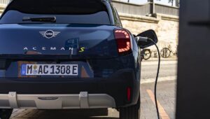 Rekorddöntő szárnyalás 2025 eleje óta: soha nem látott ütemben nőnek az elektromos és hibrid autók eladásai