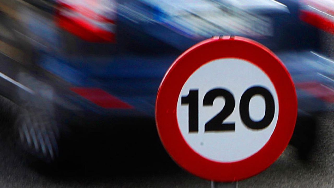 Háború a lassú ellen: ezen a helyen minimális sebesség van az utakon, és meg akarja emelni a határt