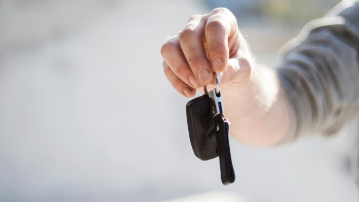 A kereskedő Generica 4 700x394-es autót vásárol