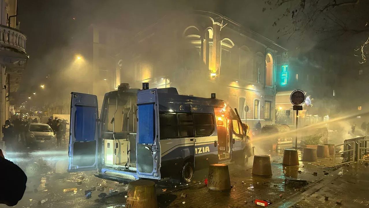 Az Antifa Extermists brutálisan megverte a rendőrséget az erőszakos torinói március során