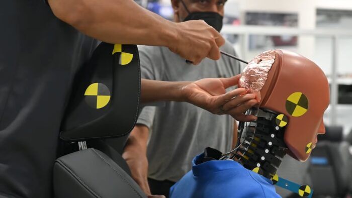 IIHS ostorcsapás teszt 2 700x394