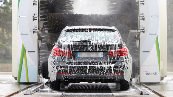 Hengerek nyomai fekete fényezésen: mikrókarcok veszélye.