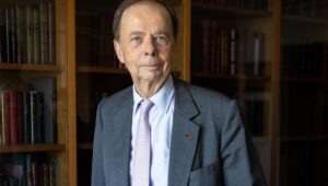 Gyász az autóiparban: Elhunyt Louis Schweitzer, a Renault legendás egykori vezérigazgatója