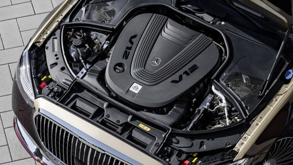 V12 motor egy nagy limuzinban