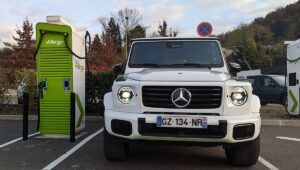 Összeomlanak az elektromosautó-eladások, a konnektoros hibridek rekordszinten szárnyalnak