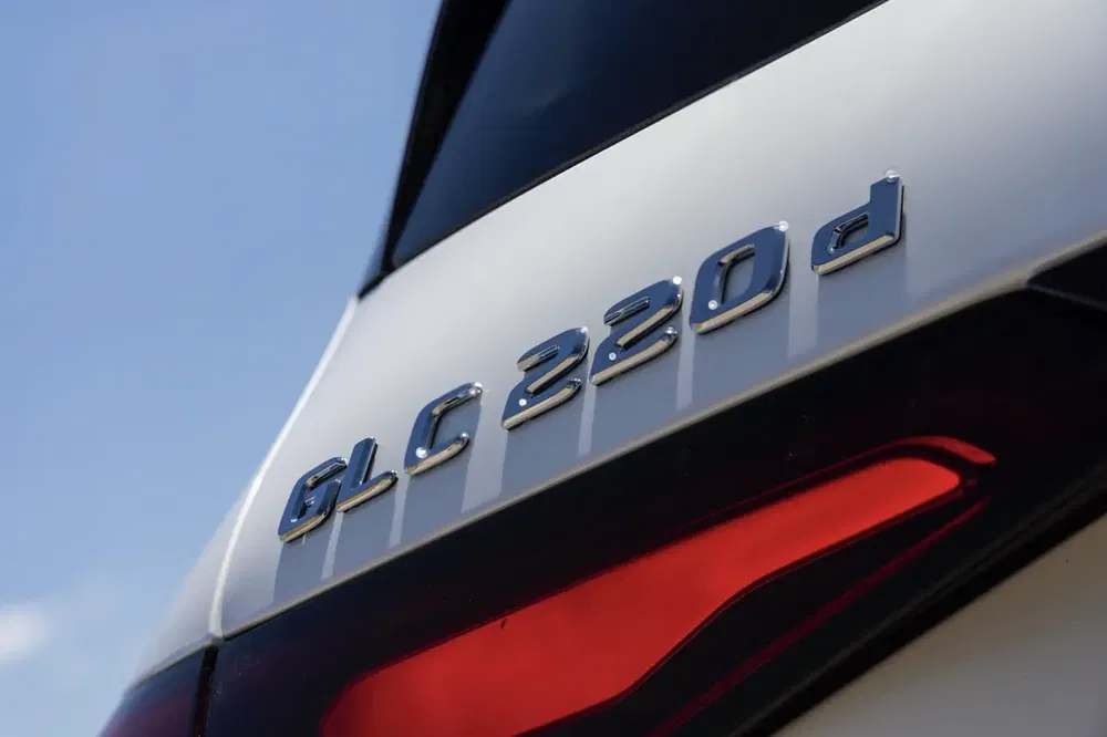 Mercedes GLC 220 d hátulnézet, típusjelzéssel és piros hátsó lámpával.