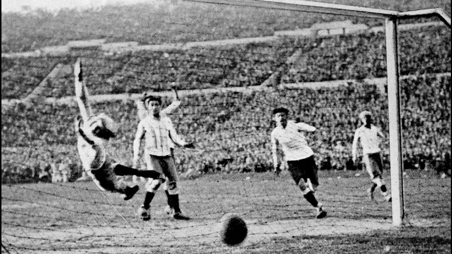 Az első világbajnokság története: Az 1930-as labdarúgó-világbajnokság Uruguayban