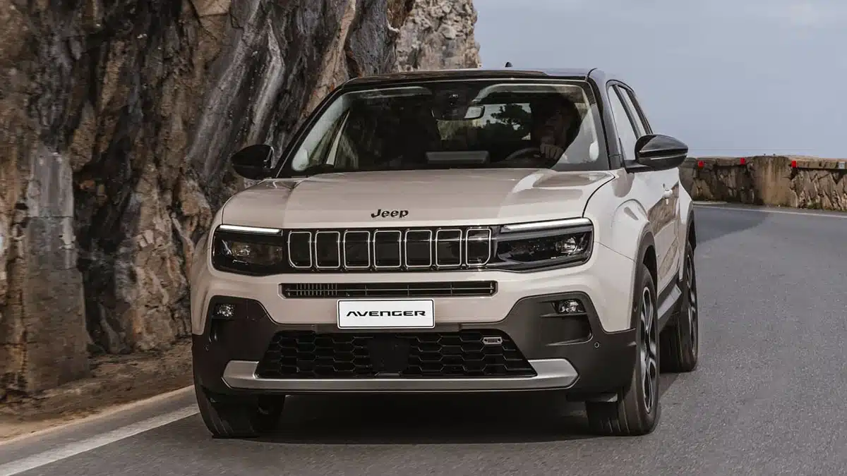 Jeep Avenger e-Hybrid, hétosztásos hűtőrács, LED-fényszórók