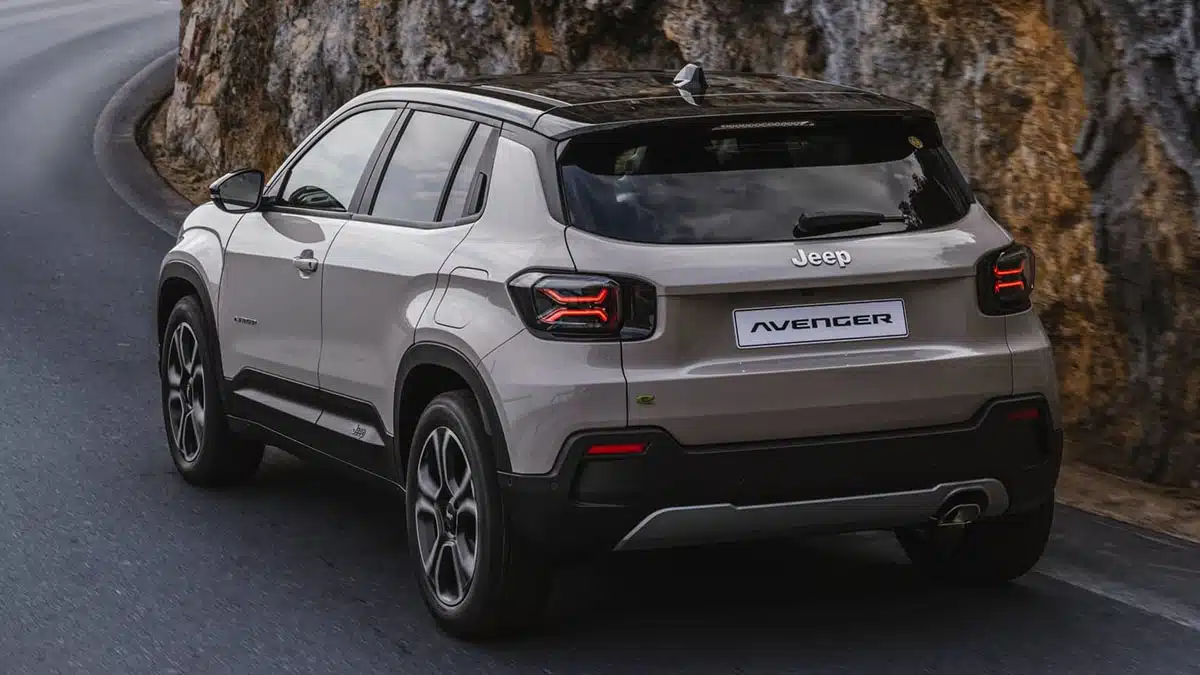Hátulnézet: Jeep Avenger e-Hybrid hegyi úton