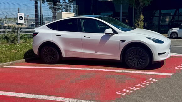 Szervizfolyamat Teslánál: egyszerű leadás, digitális visszavétel. © Mael Pilven